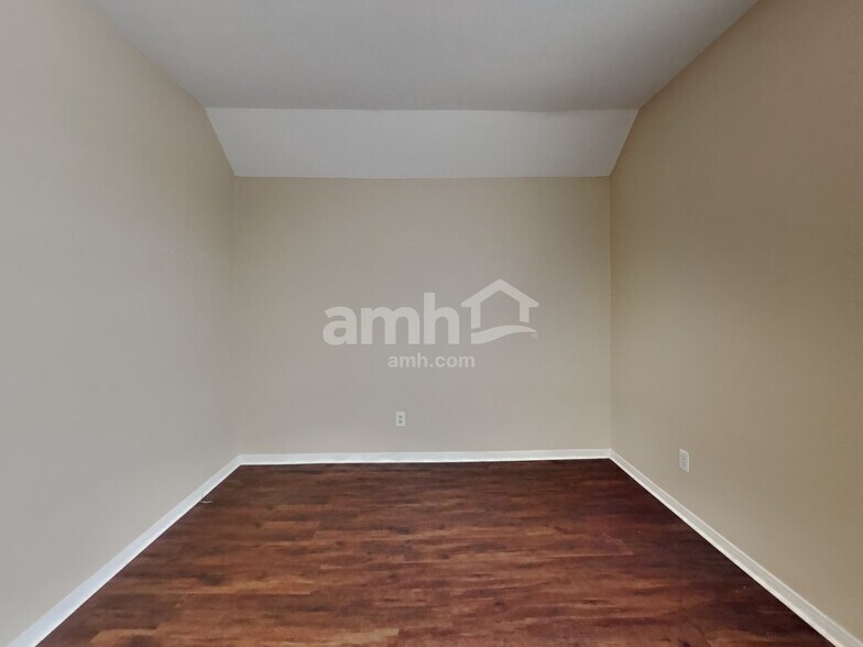Building Photo - 439 Pinewood Ridge Dr