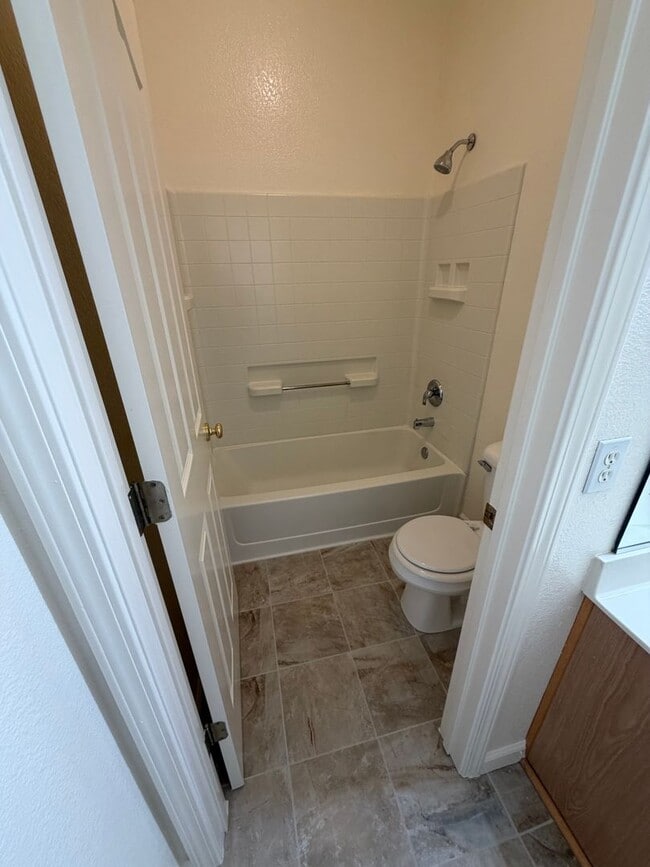 Building Photo - 549 Cascade Dr
