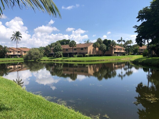 Building Photo - 3711 Carambola Cir N