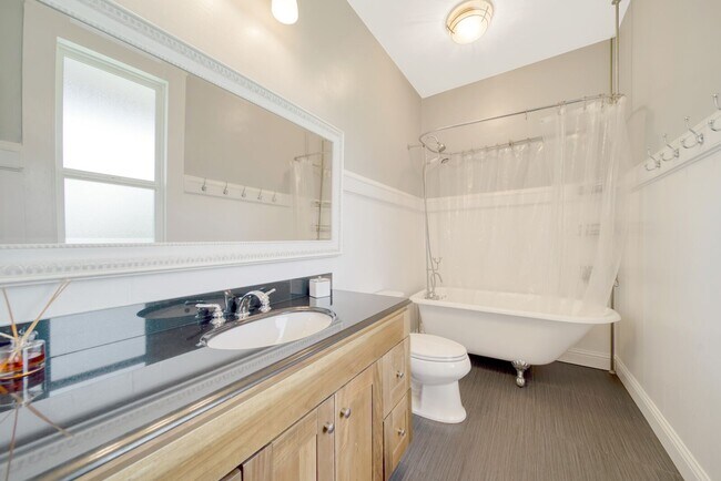 Building Photo - 734 Cassia St