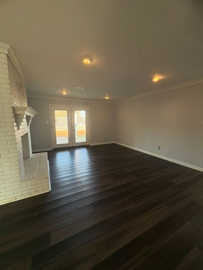 Building Photo - Renovated 4 Bedroom 2 Bath Home for Rent!!