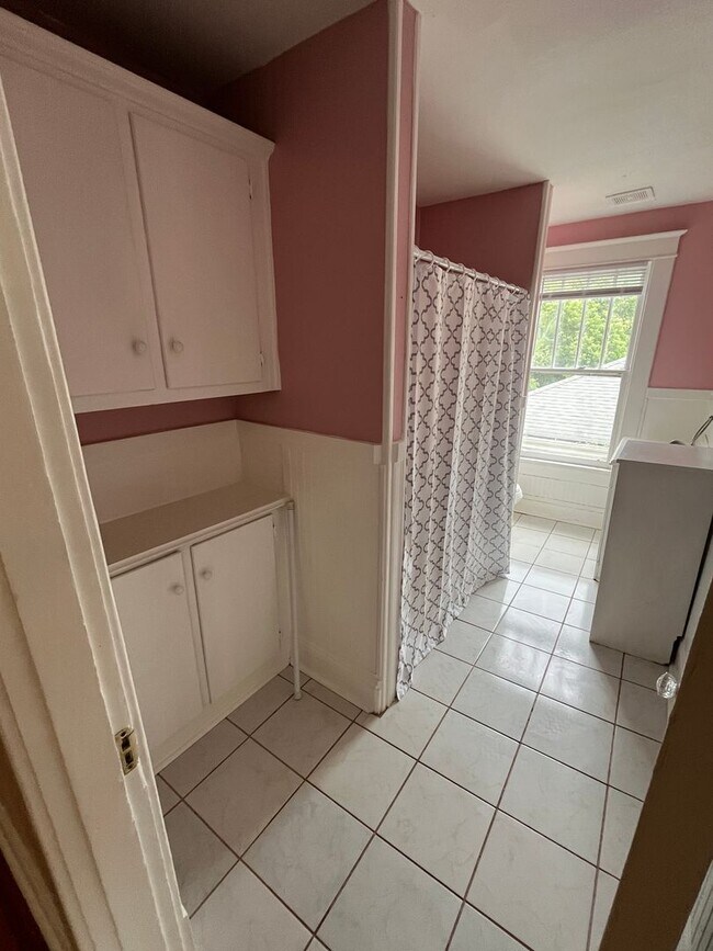 Building Photo - 3 Bedroom || 1.5 Bathroom Home