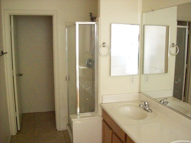 Building Photo - Spectrum At Val Vista