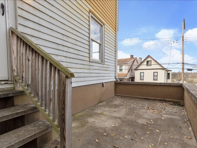 Building Photo - Updated 2 Bed, 1.5 Bath Home in Carrick For Rent – Move-In Ready