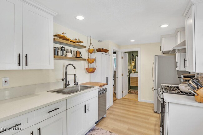 Building Photo - 2855 Los Feliz Dr