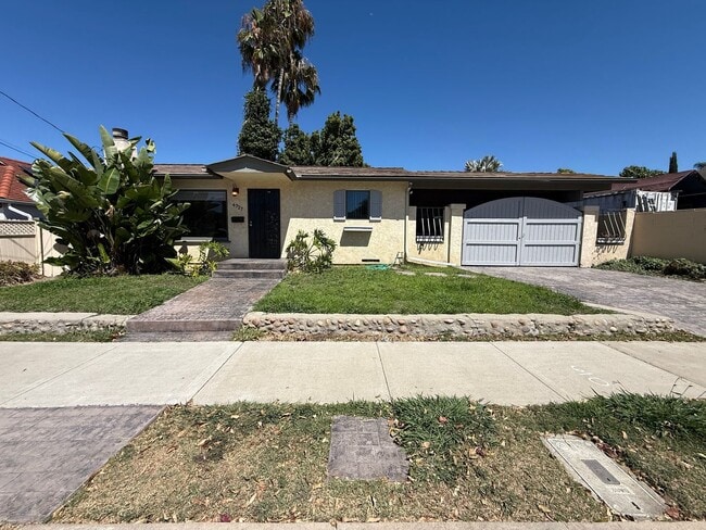 Building Photo - Amazing 3 Bedroom 2 Bath House in Best Neighborhood