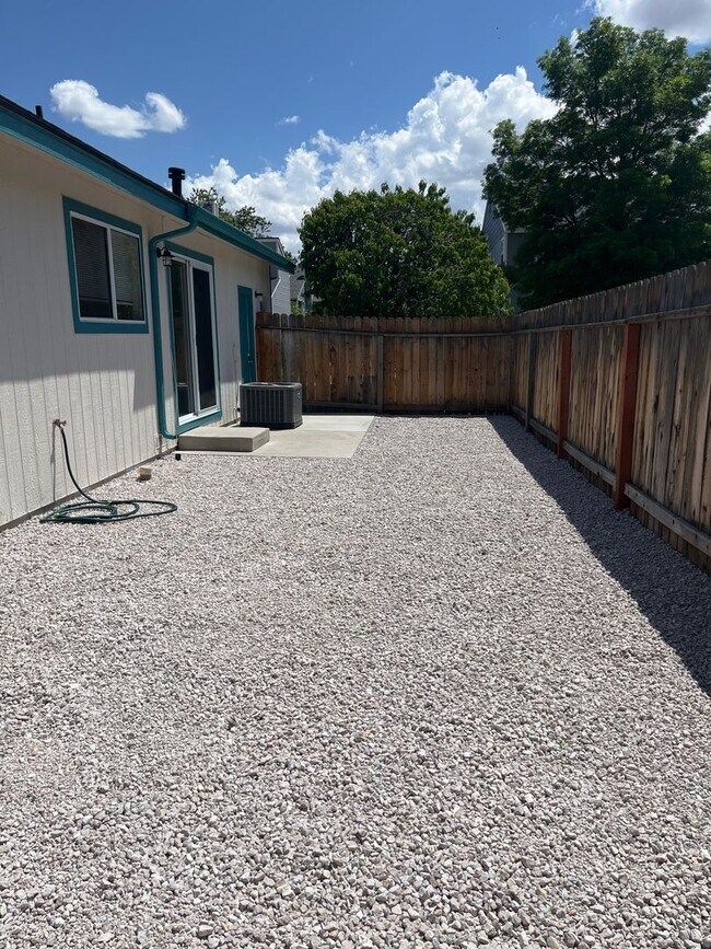Building Photo - Wonderful well kept property