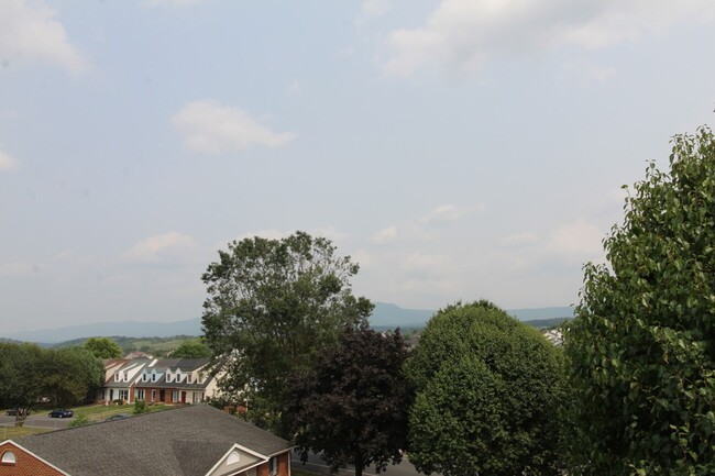 Building Photo - Remodeled Condo with amazing Mountain View...