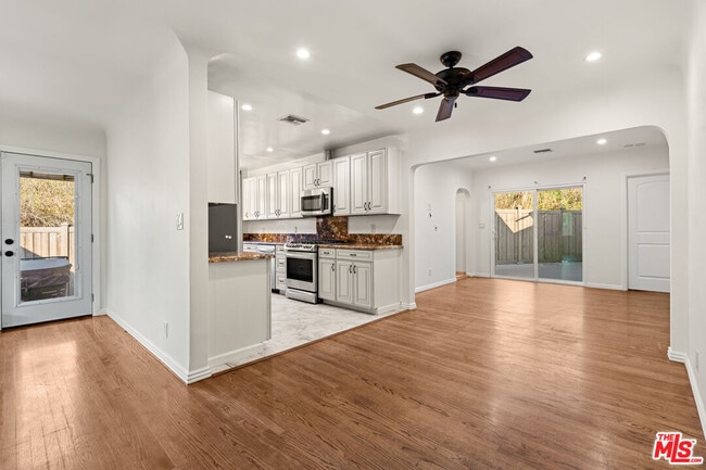 Building Photo - 4530 Bakman Ave