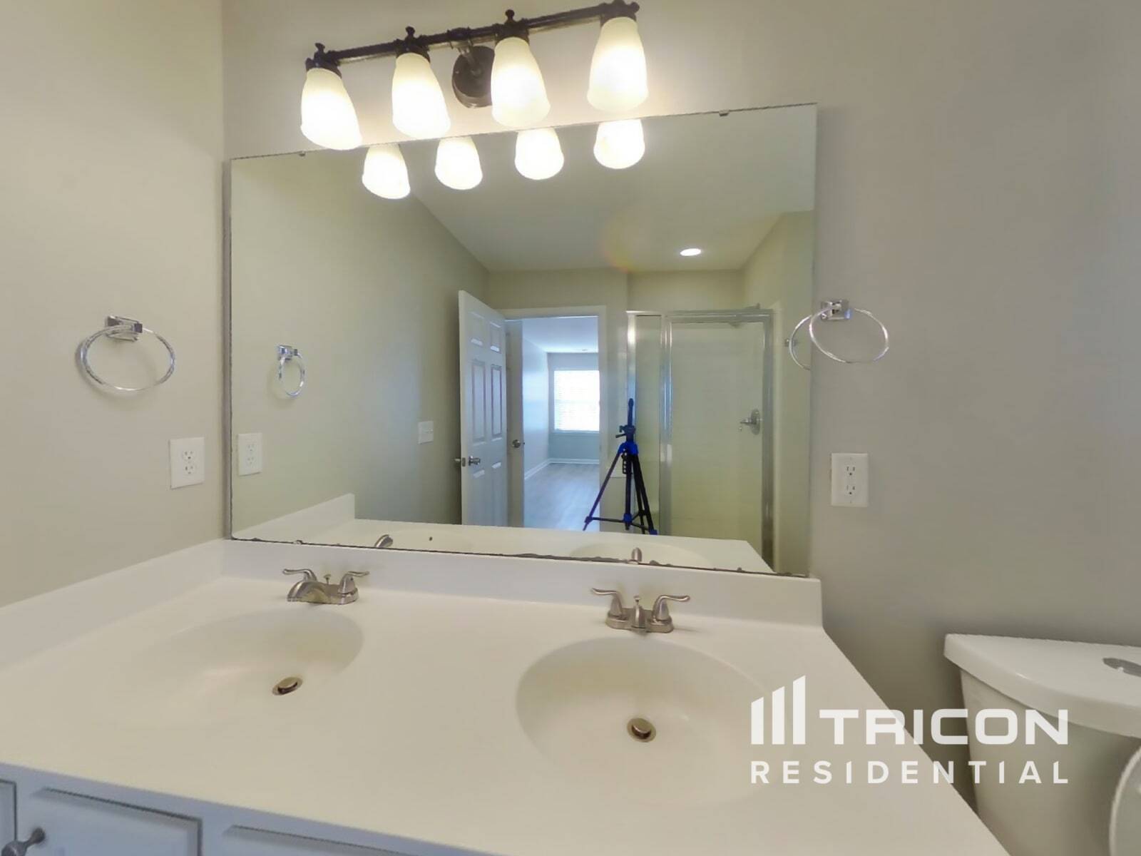 Building Photo - 2536 Bayview Dr