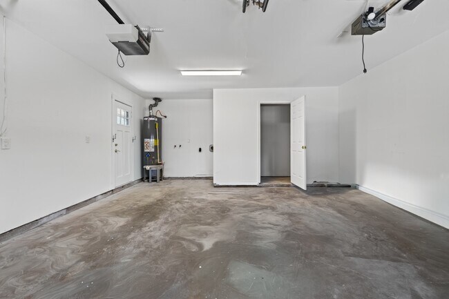 Building Photo - 5027 Creekbend Dr