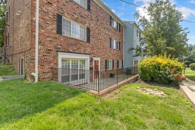 Building Photo - Large, Luxurious 2 Bedroom 2 Bath at Parkside at Alexandria