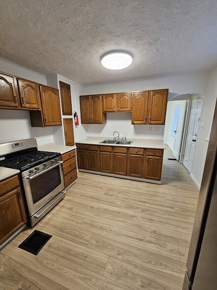 Kitchen - 441 Cecil Ave