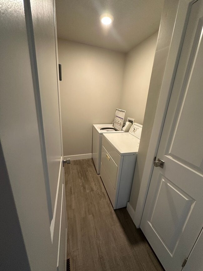 Building Photo - Charming Townhome