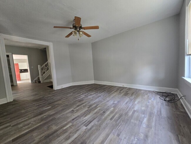 Building Photo - Convenient to Downtown and UC!