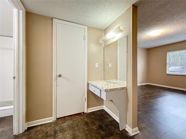 Building Photo - 4223 Parkside Dr