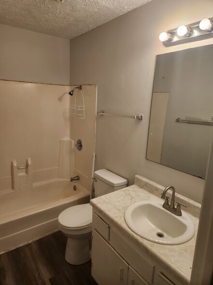 Building Photo - 3109 Wildwood Dr