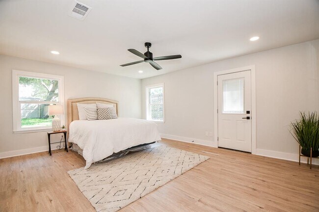 Building Photo - 4302 McDermed Dr