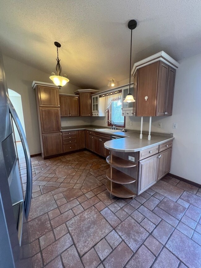 Building Photo - AVAILABLE NOW - 4 Bed, 3.5 Bath Home in He...
