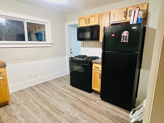 Building Photo - 27 Maplelawn St SE