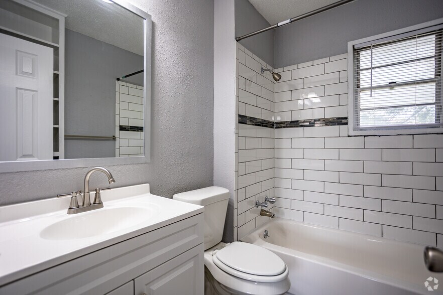 2BR, 1BA - 780SF - Bathroom - Claremont
