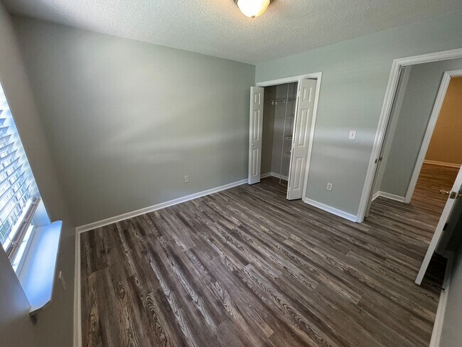 Building Photo - Cute 2 Bedroom Home in The Vineyard!