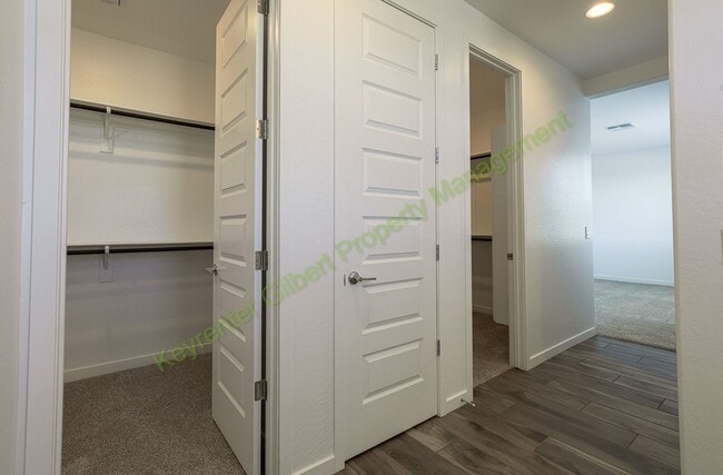 Building Photo - Pet Friendly 5 bed/3 bath in the Hawes Crossing Community of East Mesa