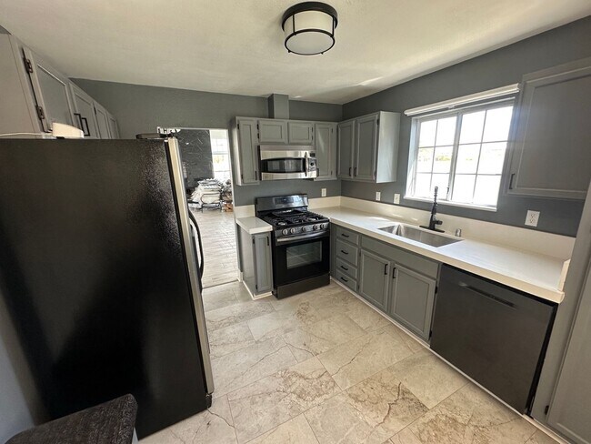 Building Photo - Updated Single Story, 2 Bedroom Home in De...