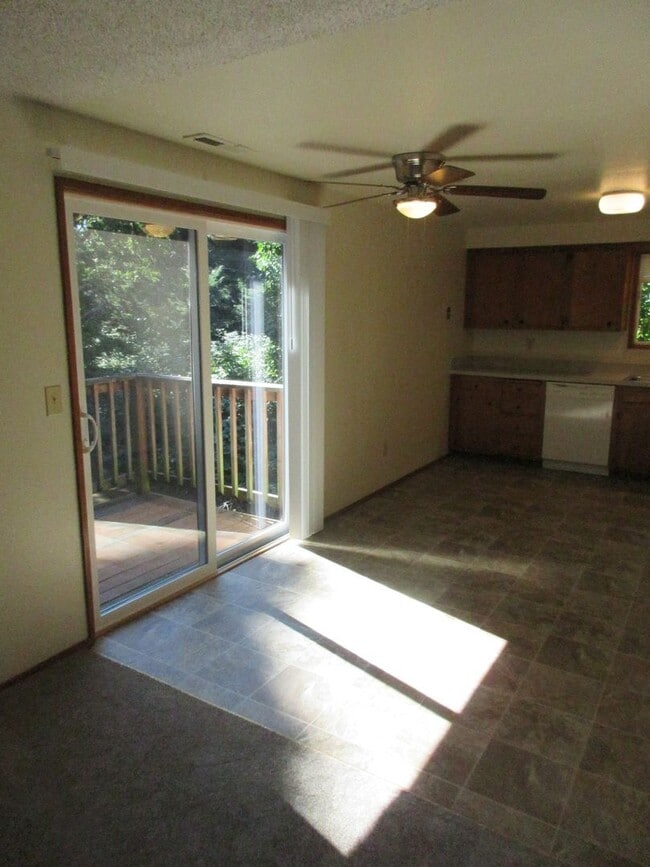 Building Photo - Large 2 bedroom w/ New carpet!