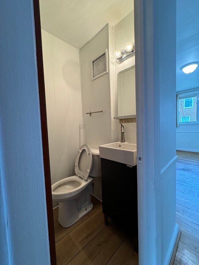 1/2 bathroom 2 - 205 W Colonial St