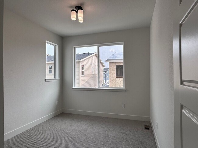 Building Photo - Luxury 3 Bedroom Townhome in the Heart of ...