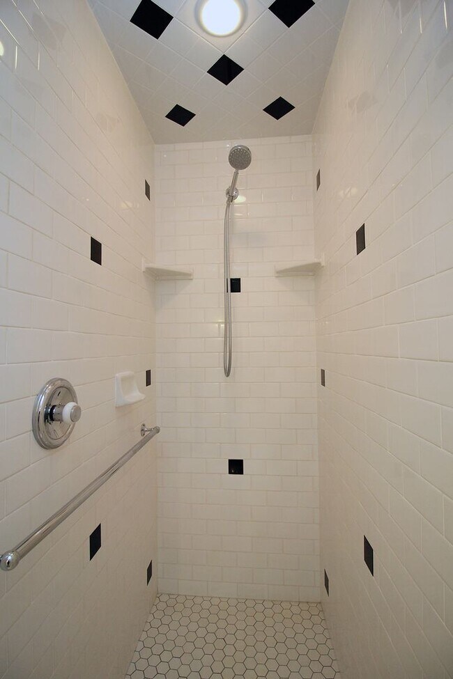 Building Photo - 803 NE Laurelhurst Pl