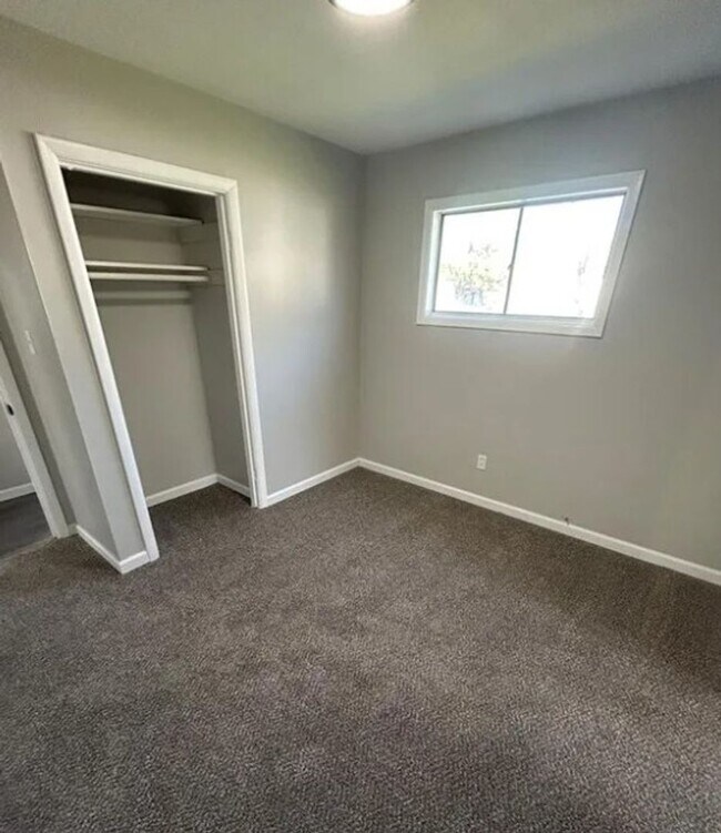 Building Photo - 1711 Parklane Dr