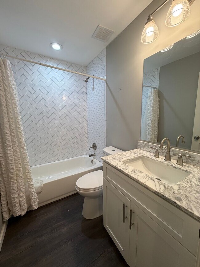 Building Photo - Charming 4/2.5 House in Armuchee- $1,995