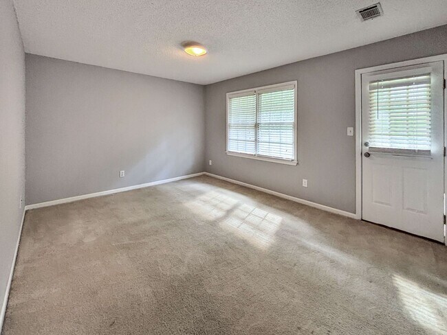 Building Photo - Beautiful and Comfortable Home in Mableton!