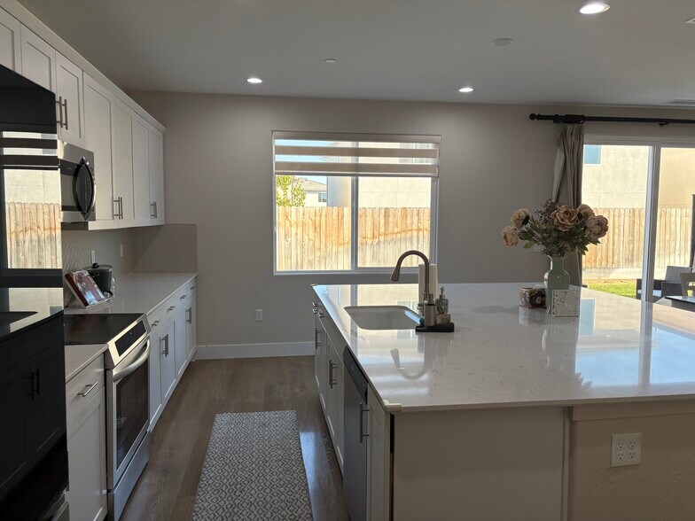 Building Photo - 2875 E Colina Dr