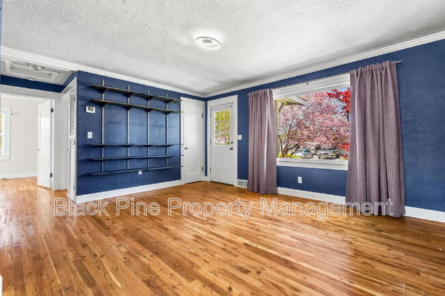 Building Photo - 221 W Elm St