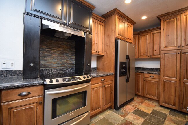 Building Photo - Bright & Updated 3 Bed Near Sugarhouse!!