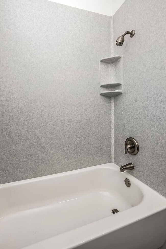 Building Photo - UPDATED 2 bed, 1 1/2 bath apartment in Bellevue!