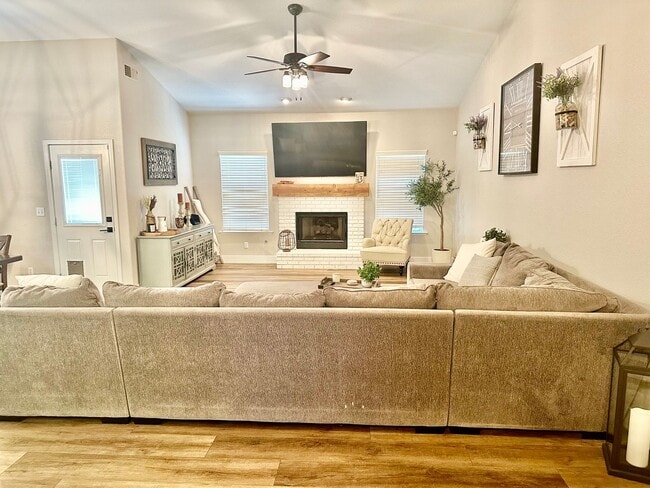 Building Photo - Updated North Fresno 3/2