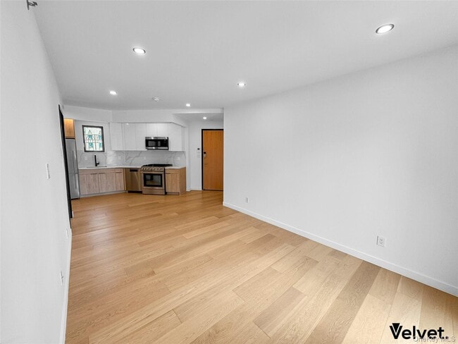 Building Photo - 116-17 Grosvenor Ln
