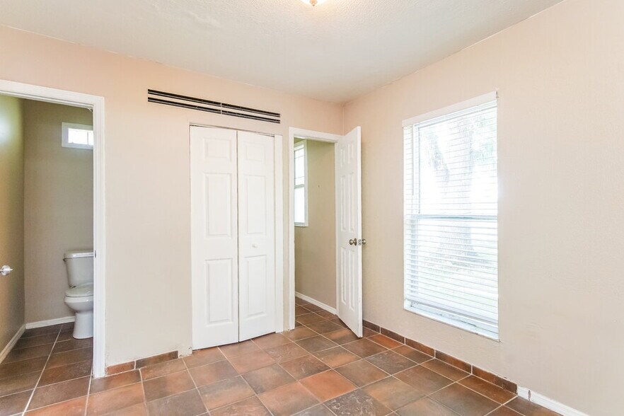 Building Photo - 2843 Berkshire Cir