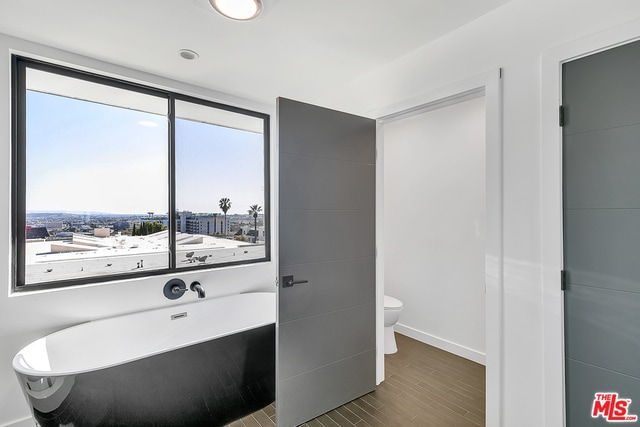 Building Photo - 1210 Larrabee St