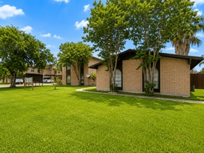 Building Photo - Oaks of Sam Houston