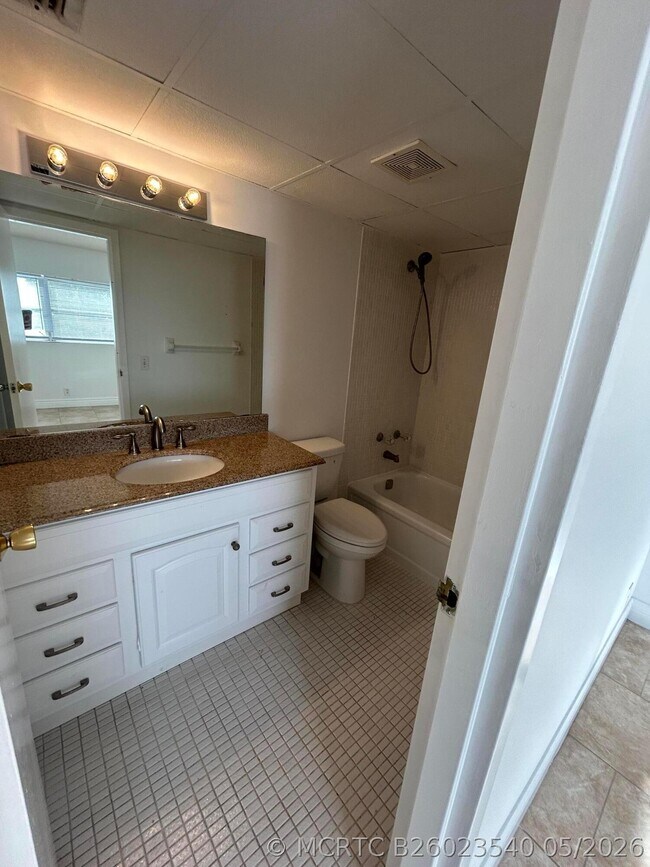 Building Photo - 1005 Country Club Dr