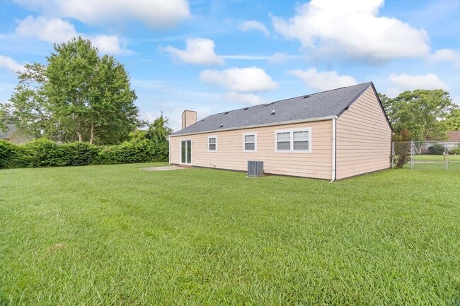 Building Photo - Charming 3BR with Fenced Yard