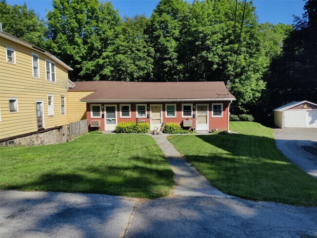 Primary Photo - 28 Vineyard Ave