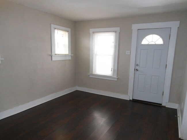 Building Photo - Charming 2Bed 1 Bath Home  Perfect for Families, Accepts Section 8/Housing Vouchers!