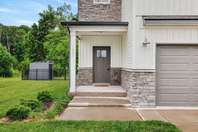 Building Photo - 4 Bedroom Pet Friendly Home For Rent with Club House, Comm. Pool, & Comm Gym Access!