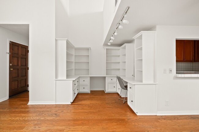 Building Photo - 1123 Flores St